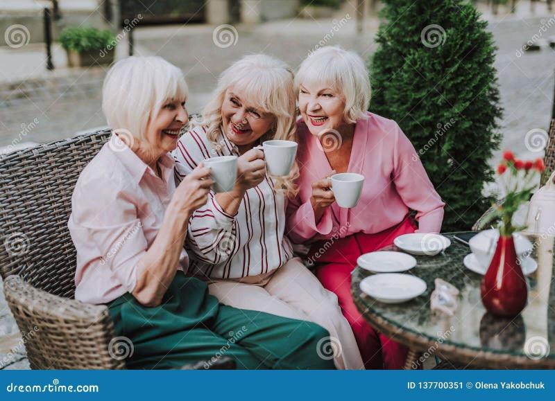 tre-donne-che-bevono-t-nel-caff-137700351
