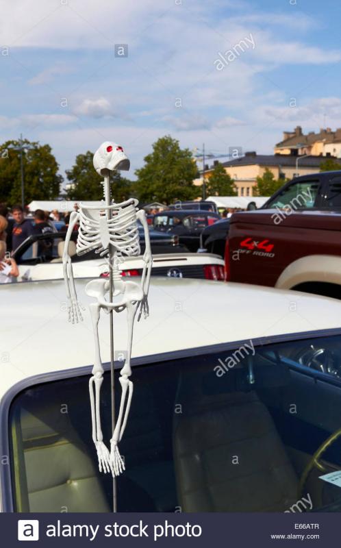 lo-scheletro-di-plastica-appeso-sulla-antenna-auto
